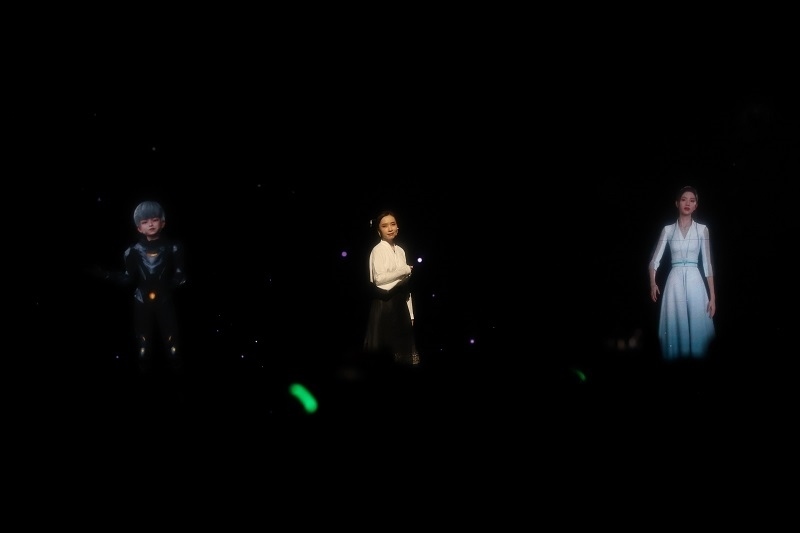 開場(chǎng)節(jié)目表演《彩云之南》。圖片來源：人民視頻