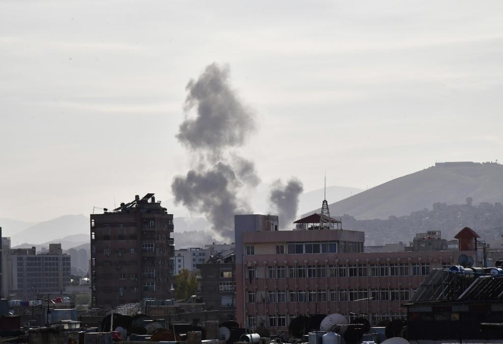 這是4月1日在敘利亞首都大馬士革拍攝的爆炸后升起的濃煙。新華社發(fā)（阿瑪爾攝）