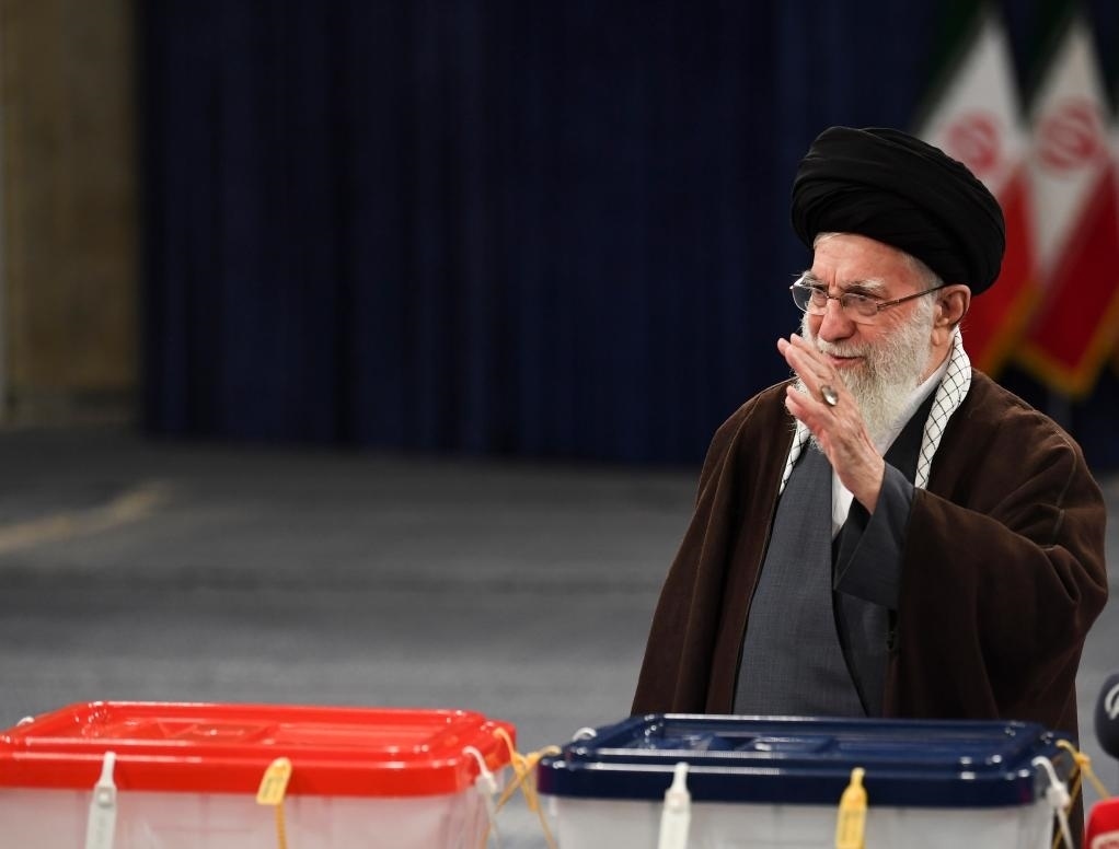 3月1日，在伊朗首都德黑蘭，伊朗最高領袖哈梅內(nèi)伊在設于領袖府內(nèi)的投票站投票。新華社記者沙達提攝