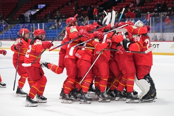 中國(guó)隊(duì)?wèi)c祝比賽勝利。圖片來源：國(guó)際冰聯(lián)