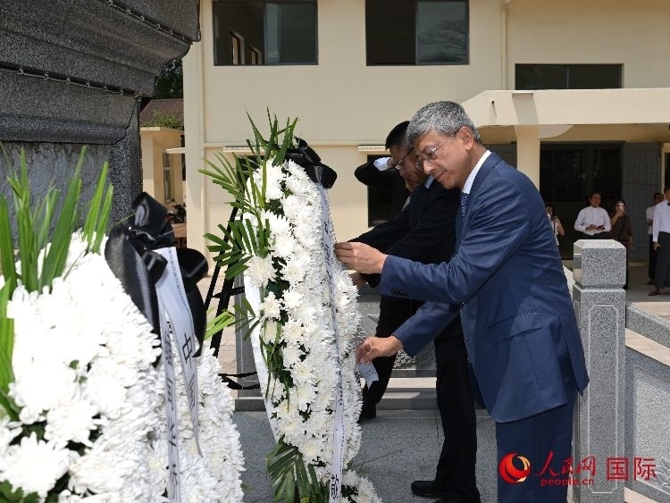 陳海大使向中國遠征軍紀念碑敬獻花籃。人民網(wǎng)記者 謝佳君攝