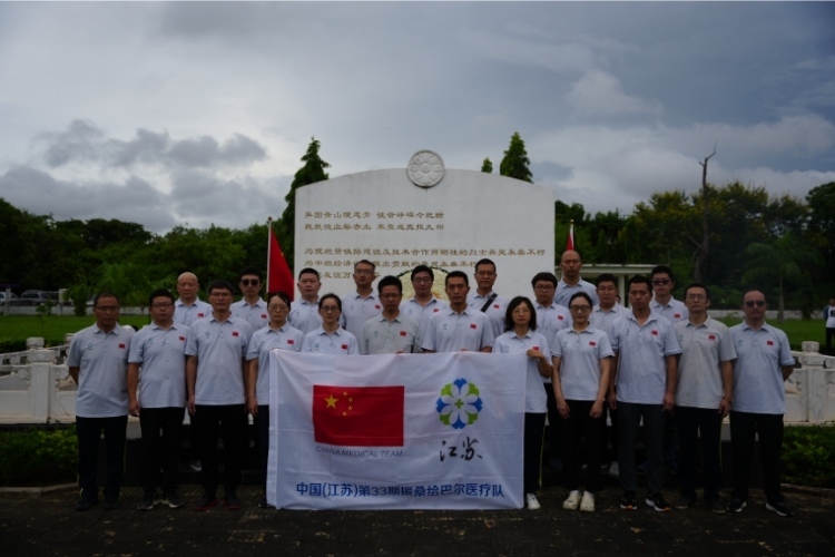 醫(yī)療隊(duì)合影。中國援桑醫(yī)療隊(duì)供圖
