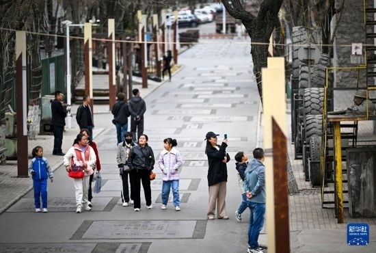 4月5日，游客在寧夏石嘴山市大武口洗煤廠工業(yè)遺址公園游覽。新華社記者 馮開(kāi)華 攝