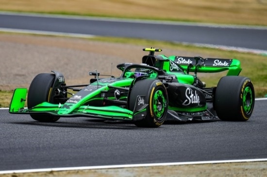 4月5日，索伯車隊(duì)中國(guó)車手周冠宇在練習(xí)賽中。新華社記者 張笑宇 攝