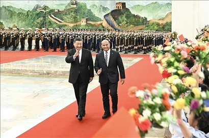 △2024年3月25日，習(xí)近平主席在北京人民大會堂同來華進行國事訪問的瑙魯總統(tǒng)阿迪昂舉行會談。這是會談前，習(xí)近平主席在人民大會堂北大廳為阿迪昂總統(tǒng)舉行歡迎儀式。