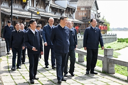 △2024年3月18日至21日，習(xí)近平總書記在湖南考察。這是19日上午，總書記在常德河街考察。