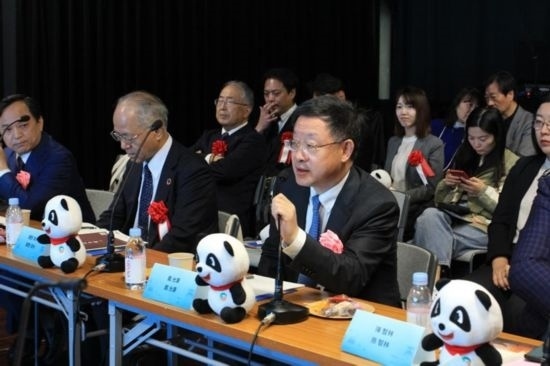 圖為四川省文化和旅游廳廳長戴允康向日本友人介紹四川旅游資源。（中國駐東京旅游辦事處供圖）