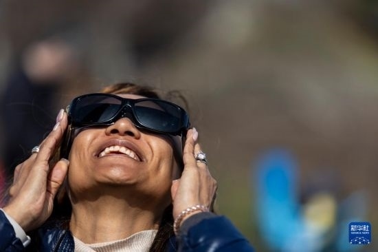 4月8日，一名女子在美國紐約州普拉茨堡觀看日食。新華社發(fā)（文森特·約翰遜攝）