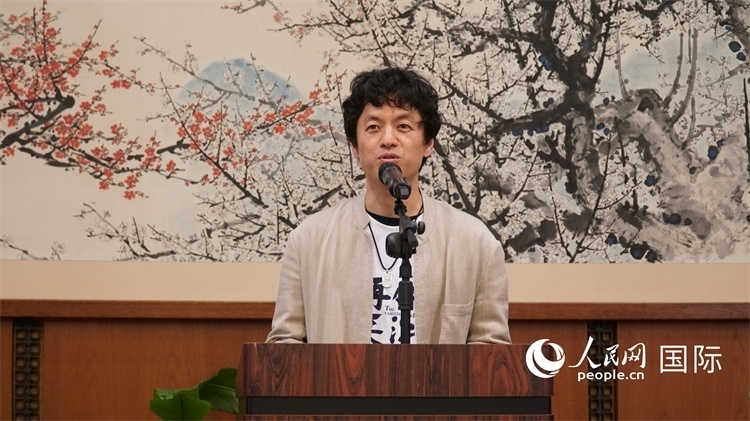 影片導(dǎo)演竹內(nèi)亮致辭。人民網(wǎng) 蔣曉辰攝