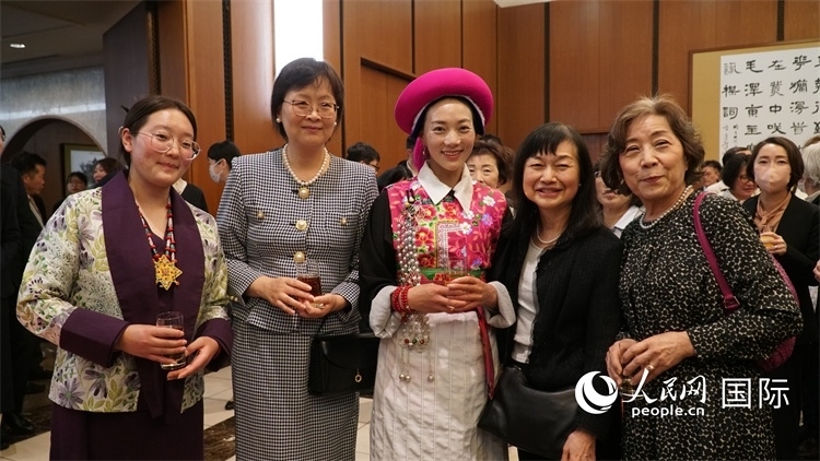 來賓與茨姆等人熱烈交流并合影留念。人民網(wǎng) 蔣曉辰攝