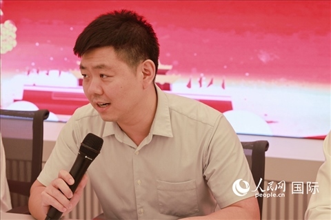 中國駐里約總領(lǐng)館領(lǐng)僑處處長齊冀在座談會上致辭。人民網(wǎng)記者 陳海琪攝