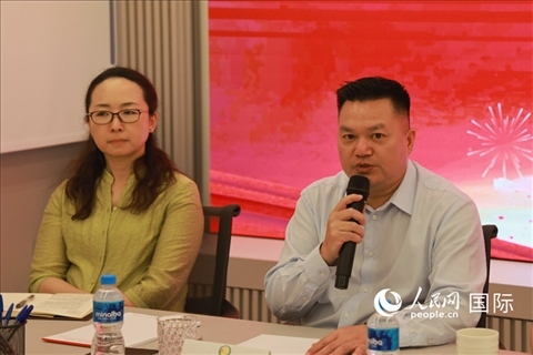 巴西和統(tǒng)會會長張小春（右）在座談會上致辭。人民網(wǎng)記者 陳海琪攝