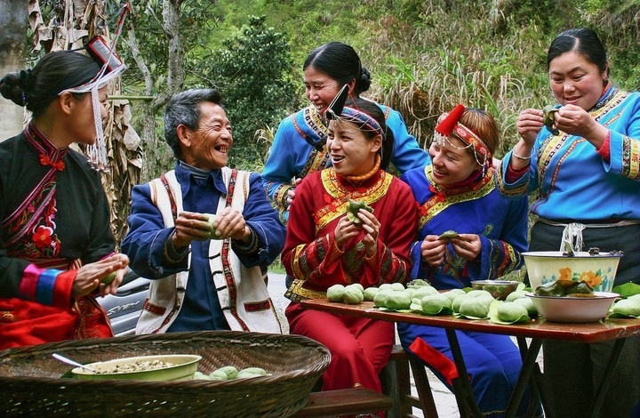 畬族群眾一起做清明果。供圖 共享聯(lián)盟·景寧