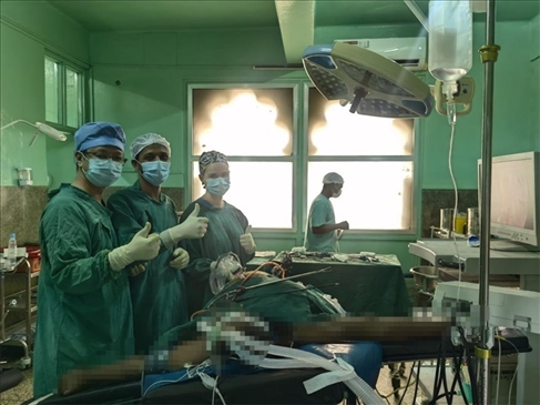 蔣國(guó)慶醫(yī)生（左）和當(dāng)?shù)蒯t(yī)生慶祝手術(shù)成功。中國(guó)援桑醫(yī)療隊(duì)供圖