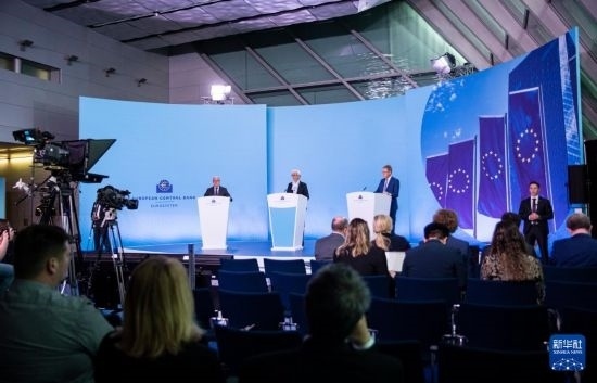 4月11日，歐洲中央銀行行長(zhǎng)拉加德（中）在德國(guó)法蘭克福歐洲中央銀行總部出席新聞發(fā)布會(huì)。新華社記者 張帆 攝