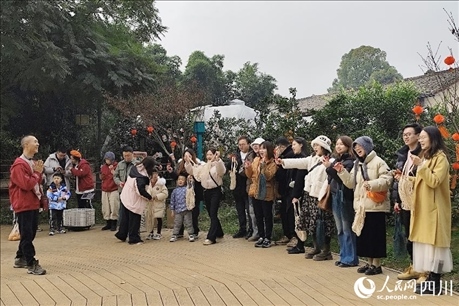 葉科（左一）給前來參與活動的“柑爸柑媽”介紹生態(tài)種植果。人民網(wǎng)記者朱虹攝