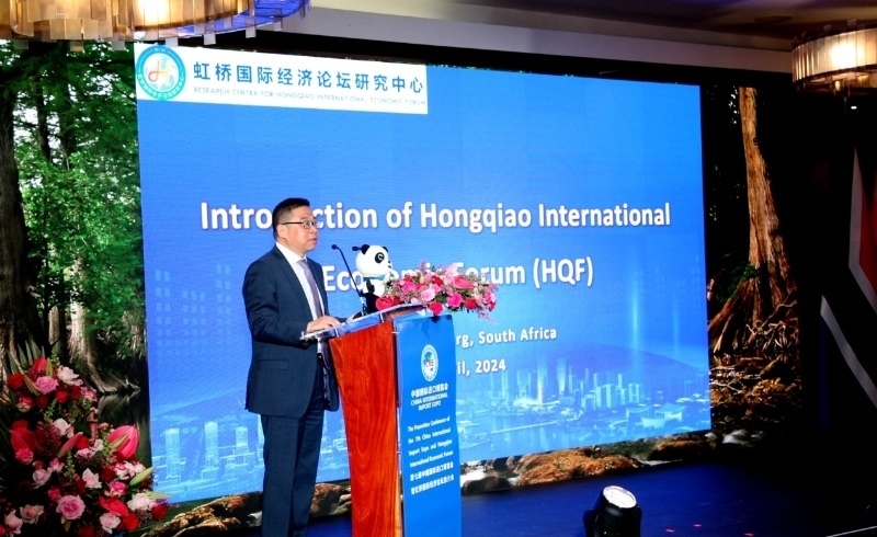 虹橋國(guó)際經(jīng)濟(jì)論壇研究中心副理事長(zhǎng)、商務(wù)部國(guó)際貿(mào)易經(jīng)濟(jì)合作研究院副院長(zhǎng)俞子榮致辭。（圖片來源：中國(guó)國(guó)際進(jìn)口博覽會(huì)官微）