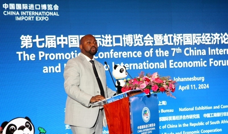 標(biāo)準(zhǔn)銀行集團(tuán)企業(yè)與商業(yè)銀行部國(guó)際貿(mào)易總經(jīng)理武巴致辭。（圖片來源：中國(guó)國(guó)際進(jìn)口博覽會(huì)官微）