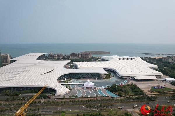 航拍第四屆消博會主會場。人民網(wǎng)記者 孟凡盛攝