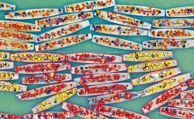 溱潼會船由南宋相沿至今，歷經(jīng)數(shù)百年傳承，被列入國家級非物質(zhì)文化遺產(chǎn)名錄。圖為2024年4月6日在江蘇省泰州市姜堰區(qū)溱湖國家濕地公園參加會船表演的船只。 新華社發(fā) 湯德宏/攝