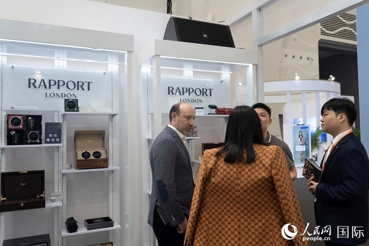 客商在第四屆中國(guó)國(guó)際消費(fèi)品博覽會(huì)英國(guó)國(guó)家館內(nèi)交談。人民網(wǎng) 常沙攝