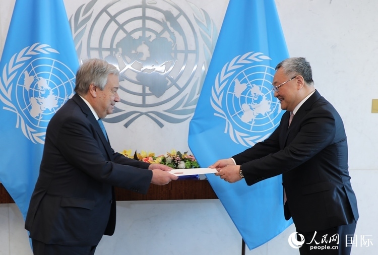 4月16日，中國(guó)新任常駐聯(lián)合國(guó)代表、特命全權(quán)大使傅聰在紐約聯(lián)合國(guó)總部向聯(lián)合國(guó)秘書長(zhǎng)古特雷斯遞交了全權(quán)證書。 人民網(wǎng)記者 李志偉攝