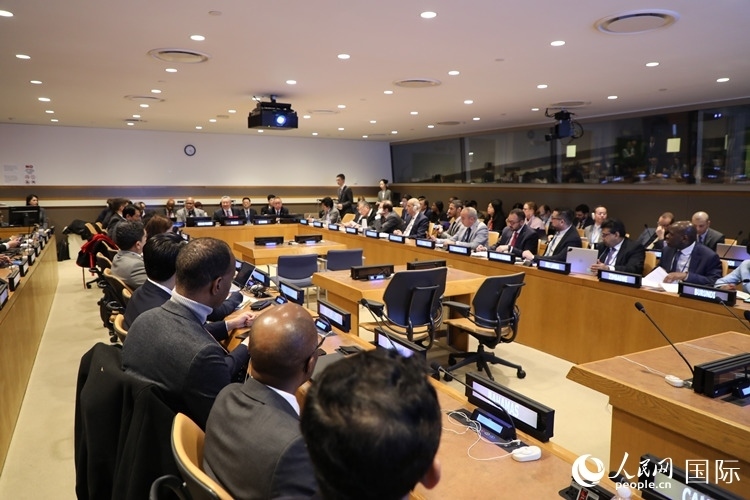 40多國(guó)常駐代表、副代表以及聯(lián)合國(guó)工發(fā)組織、糧農(nóng)組織、區(qū)域經(jīng)委會(huì)、南南合作辦公室等聯(lián)合國(guó)機(jī)構(gòu)官員等100多人參加全球發(fā)展倡議之友小組高級(jí)別會(huì)議。 人民網(wǎng)記者 李志偉攝