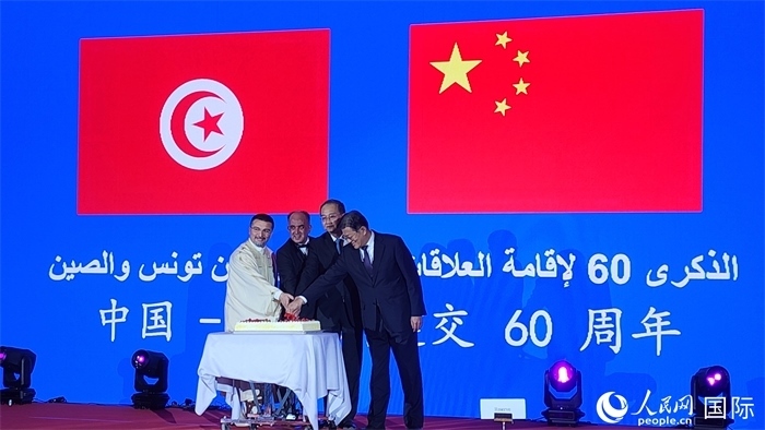 與會嘉賓共同切紀念蛋糕，從左至右分別為突尼斯國家旅游局局長侯賽因、突尼斯駐華大使阿迪勒·阿拉比、外交部副部長鄧勵、中國人民對外友好協(xié)會副會長李希奎。人民網(wǎng)記者 萬宇攝