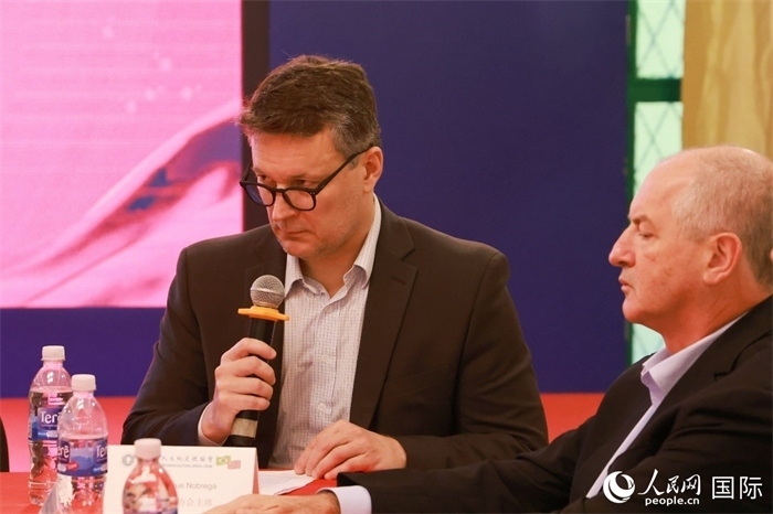 中巴友好協(xié)會(huì)主席恩里克·諾布雷加（左）在座談會(huì)上致辭。人民網(wǎng)記者 陳海琪攝