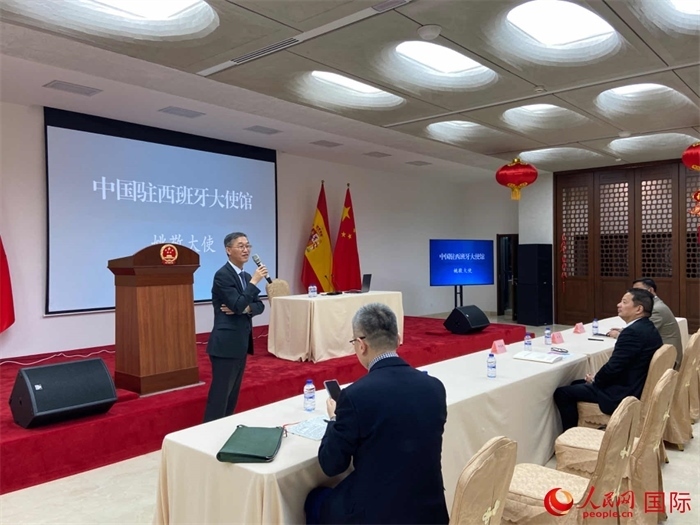 中國(guó)駐西班牙大使姚敬在僑界法治講座上致辭。人民網(wǎng)記者 范劍青攝