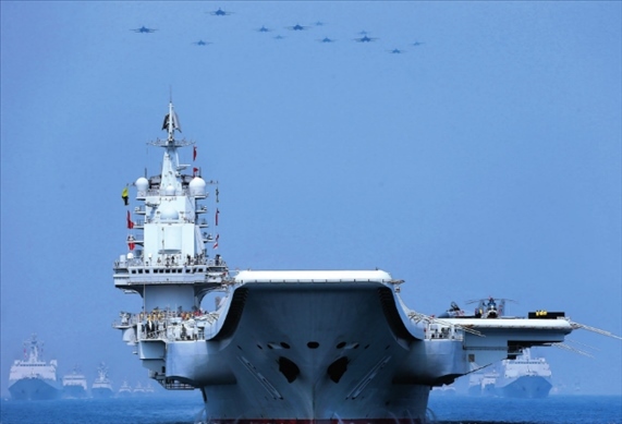 制空作戰(zhàn)梯隊飛越航母編隊上空（2018年攝）。 張雷攝