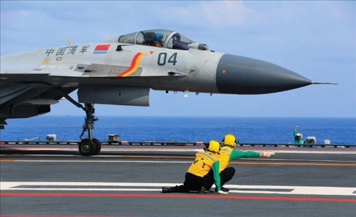 遼寧艦起飛助理作出放飛手勢，殲-15艦載戰(zhàn)斗機起飛（2020年4月攝）。張凱攝