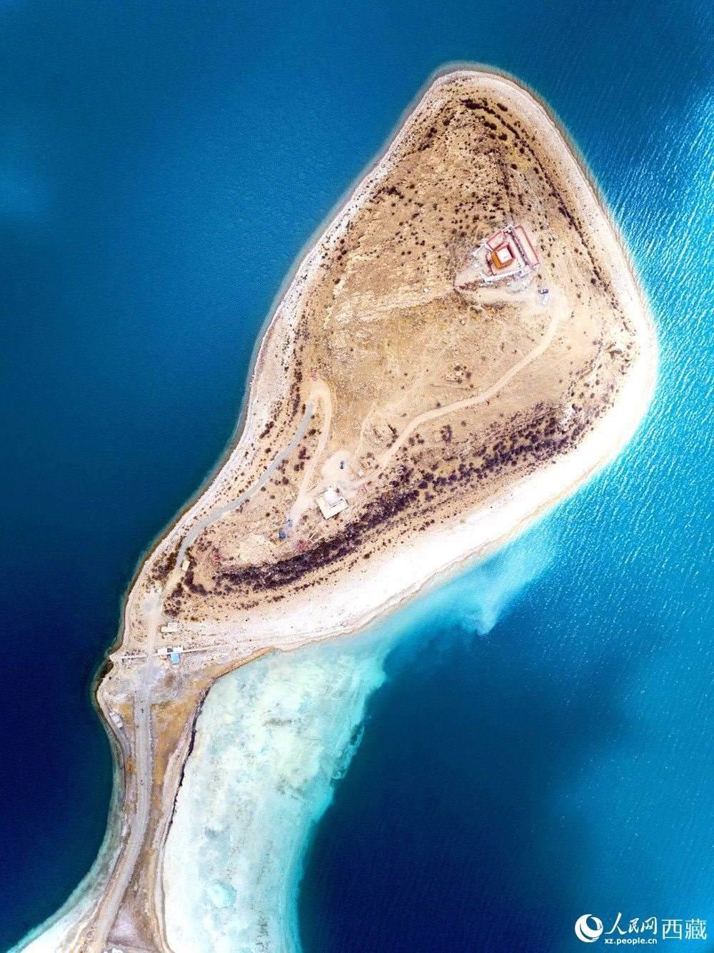 無人機視角下的西藏羊卓雍錯日托寺風光。人民網記者 次仁羅布攝