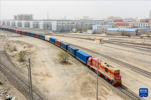 4月21日，中歐班列緩緩駛出二連浩特鐵路口岸（無人機(jī)照片）。 新華社發(fā)（張海峰攝）