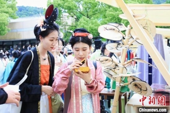 漢服愛好者逛集市。中國絲綢博物館 供圖