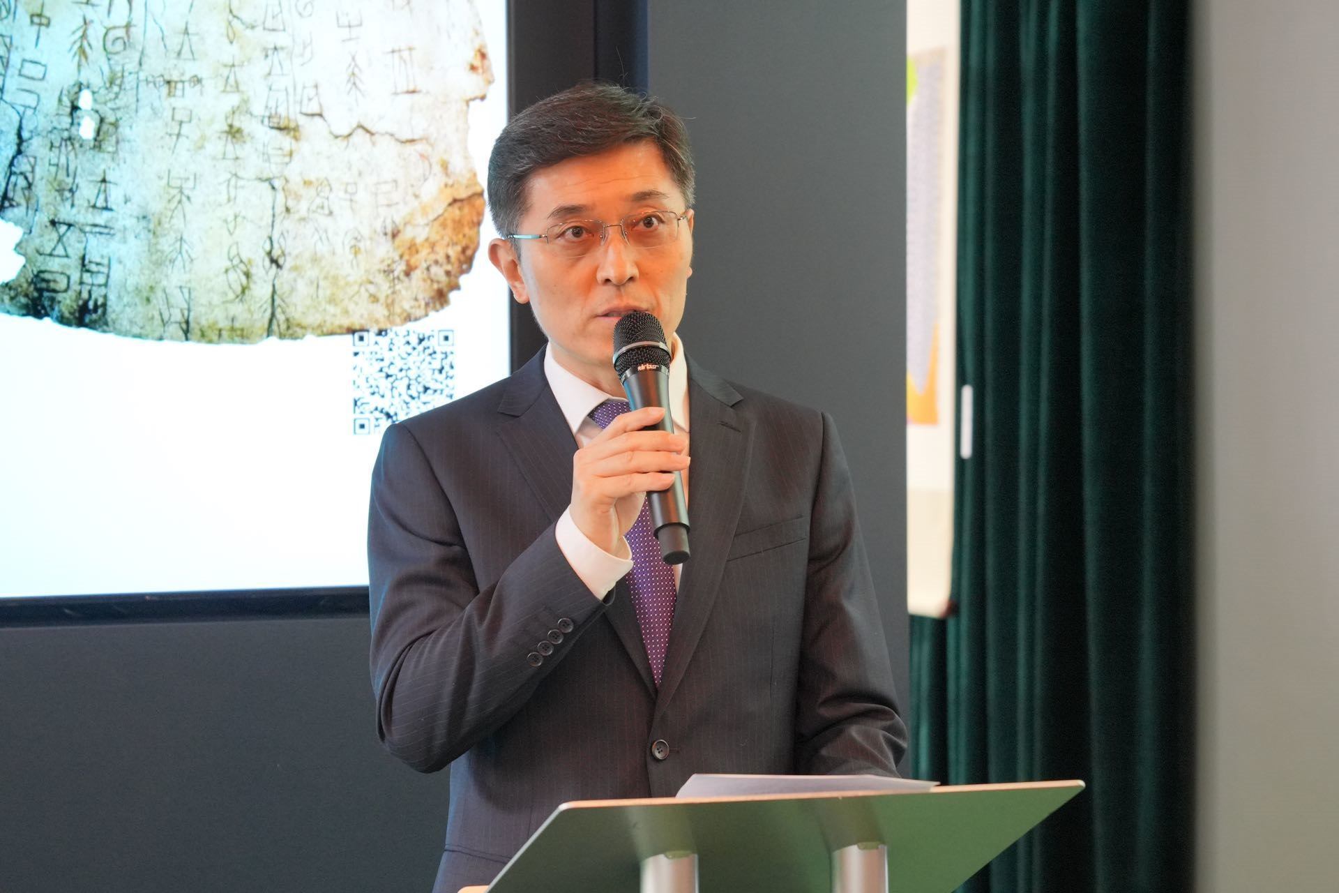 中國(guó)駐英國(guó)使館公使楊曉光致辭。主辦方供圖