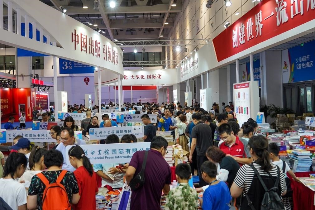 2023年7月31日，在第31屆全國圖書交易博覽會上，讀者在閱覽選購新書。新華社記者 朱崢 攝