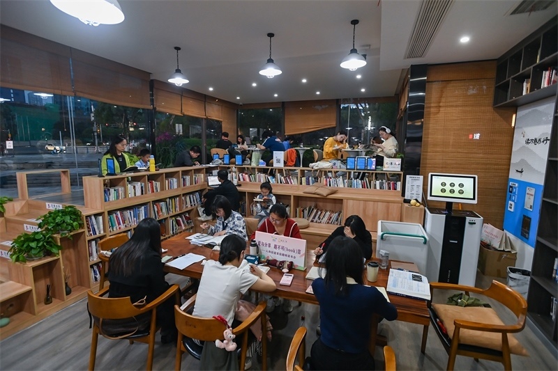 4月22日，讀者在重慶一家24小時城市智慧書房中閱讀。圖片來源：視覺中國