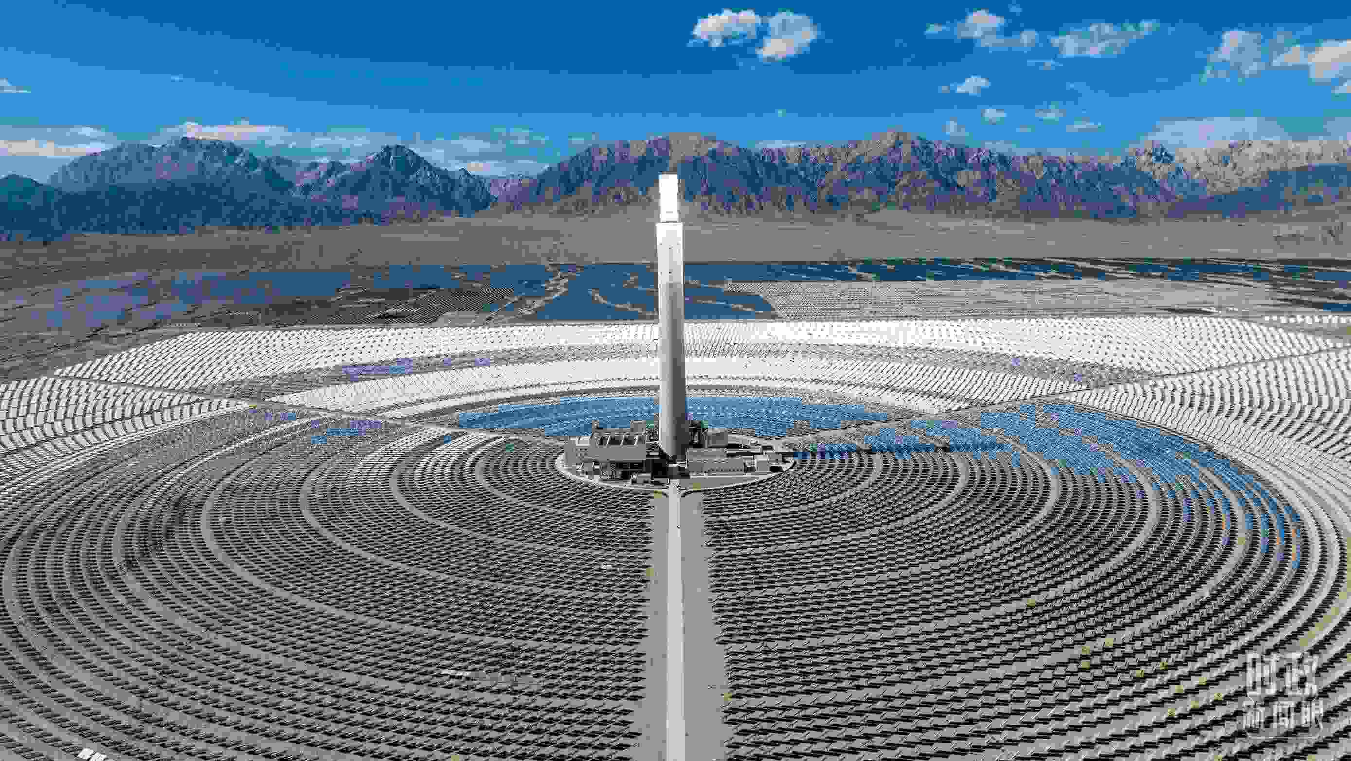 △青海海西德令哈塔式熔鹽儲能光熱發(fā)電廠。（圖/視覺中國）