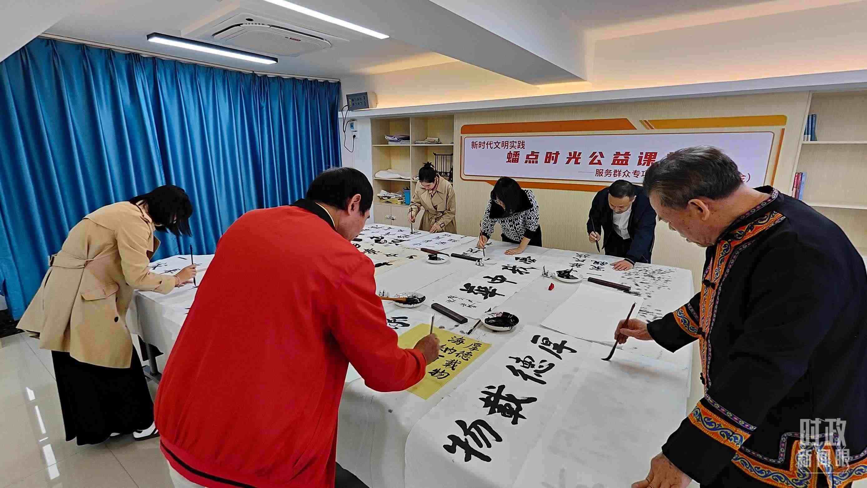 △廣西南寧市多民族社區(qū)——盤龍社區(qū)居民練習書法。（總臺央視記者楊立峰拍攝）
