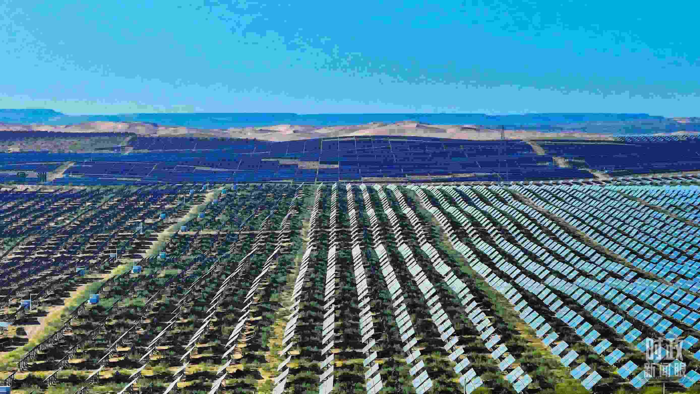 △內蒙古鄂爾多斯，庫布其沙漠新能源基地。（圖/視覺中國）