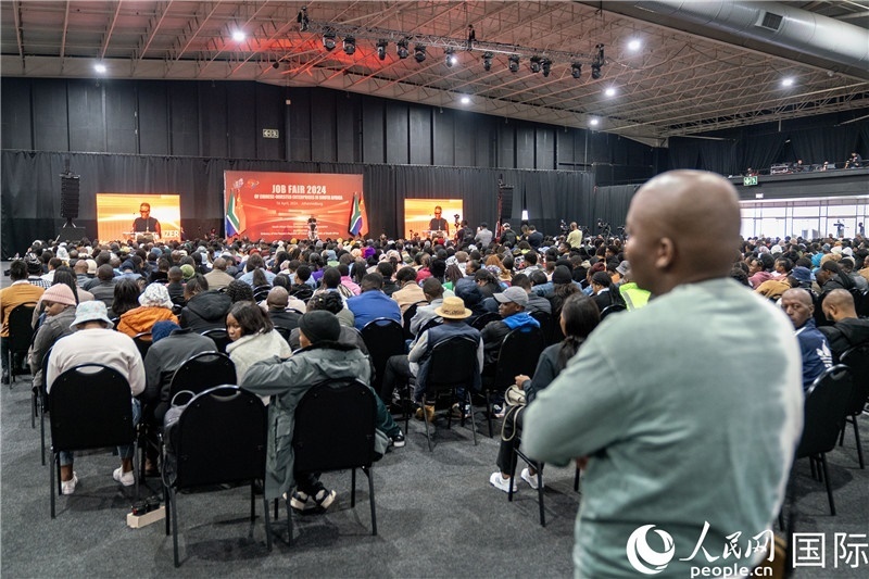 2024年中資企業(yè)招聘大會(huì)現(xiàn)場。 人民網(wǎng) 希拉茲攝