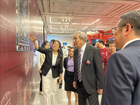 工作人員為泰國(guó)前副總理、泰中文化促進(jìn)委員會(huì)主席披尼講解展覽內(nèi)容。中國(guó)駐泰國(guó)大使館供圖