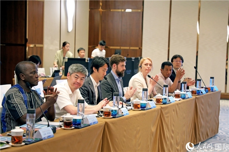 參加產(chǎn)業(yè)對(duì)接會(huì)的各國(guó)駐華使節(jié)。人民網(wǎng)記者趙益普攝