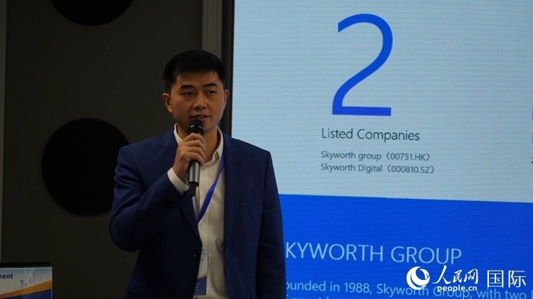 創(chuàng)維南非綠能公司總經(jīng)理倪亮介紹創(chuàng)維的破圈之路。人民網(wǎng) 劉暢攝