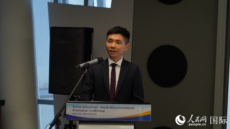 深圳市黃金珠寶首飾行業(yè)協(xié)會(huì)副會(huì)長李澤鋒介紹深圳市黃金珠寶產(chǎn)業(yè)發(fā)展情況。人民網(wǎng) 劉暢攝