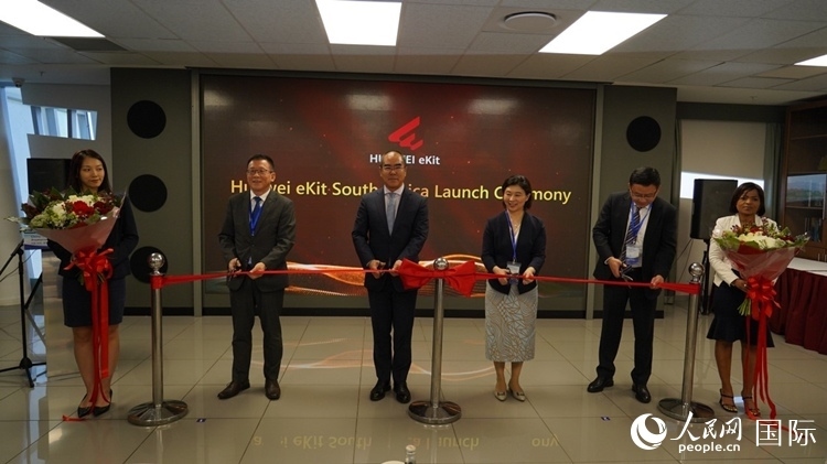 嘉賓出席華為分銷子品牌坤靈出海南非剪彩儀式。 人民網(wǎng) 劉暢攝