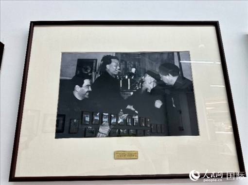 萬(wàn)徒勒里（左一）與艾青、蕭三、齊白石的老照片。人民網(wǎng)記者 周雨攝