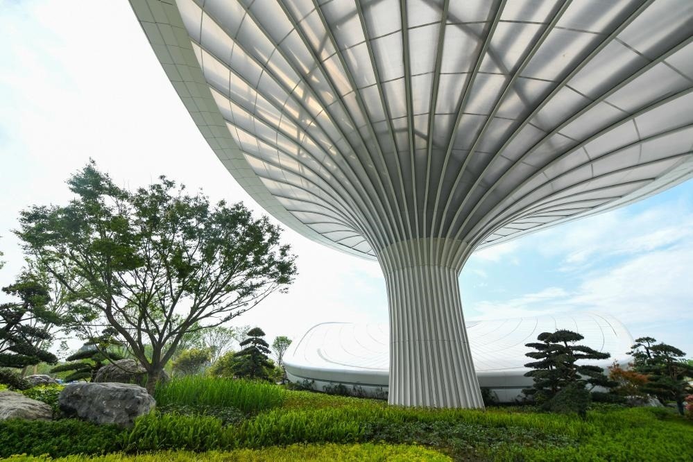 這是2024年4月22日拍攝的成都世園會主會場入口處的“芙蓉花”底部，它兼具收集雨水、循環(huán)利用的功能。新華社記者 王曦 攝