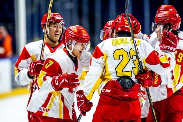 中國(guó)隊(duì)球員慶祝進(jìn)球。圖片來(lái)源：國(guó)際冰聯(lián)